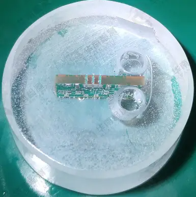 将疑似失效点制成微米级精度的切片